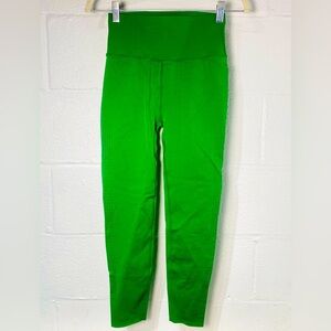 Fabletics High-Waisted Sculptknit® Dot 7/8 legging Size: M Color: KAITOKE GREEN